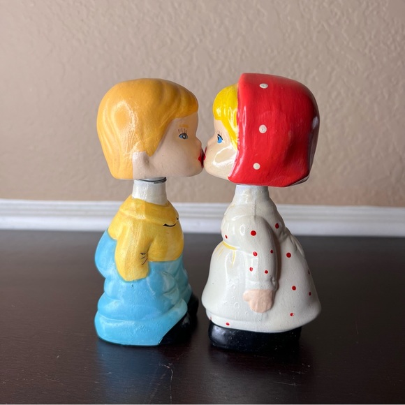 Vintage 1980’s Sophia-Ann Kissing Boy & Girl, Bobble Head, Valentine’s Day Gift - Picture 2 of 5
